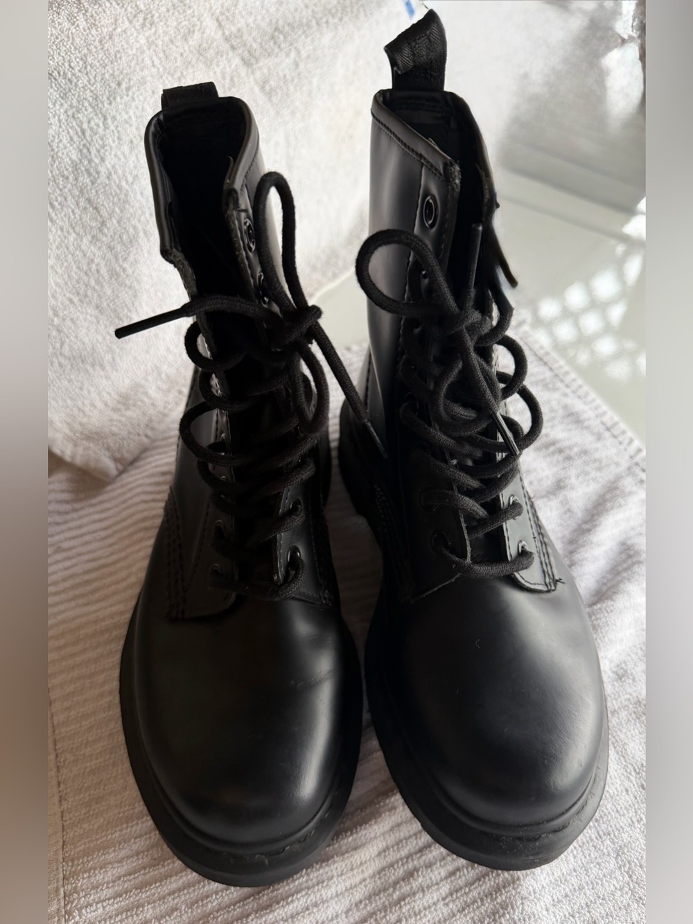 Dr. Martens 1460
MONO SMOOTH LEATHER LACE UP BOOTS